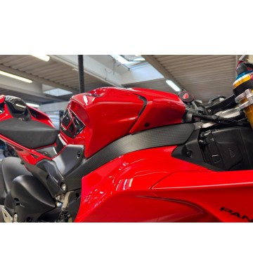 CNC RACING Proteções Laterais Inferiores de Depósito em Carbono para DUCATI Panigale V4/S 25-26 / V4 R 2026